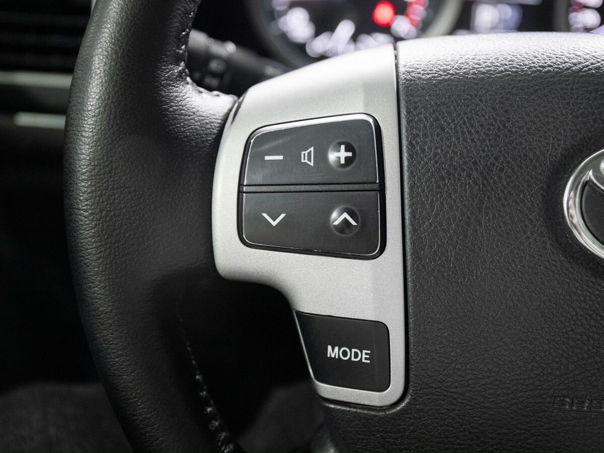 Toyota Land Cruiser 2013 - фото автомобиля