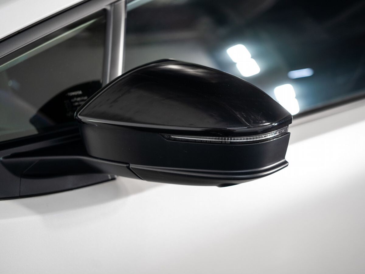 Toyota Prius 2023 - фото автомобиля