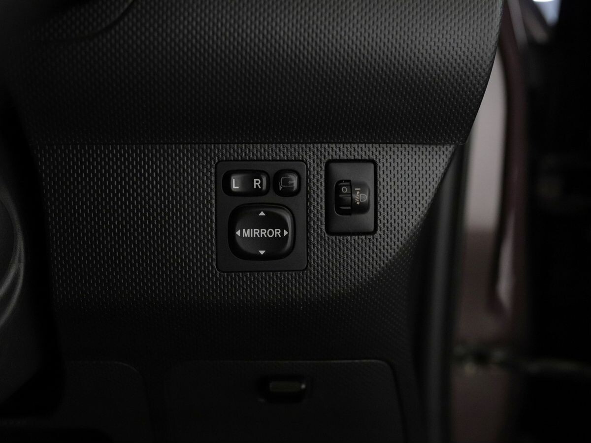 Toyota ist 2007 - фото автомобиля