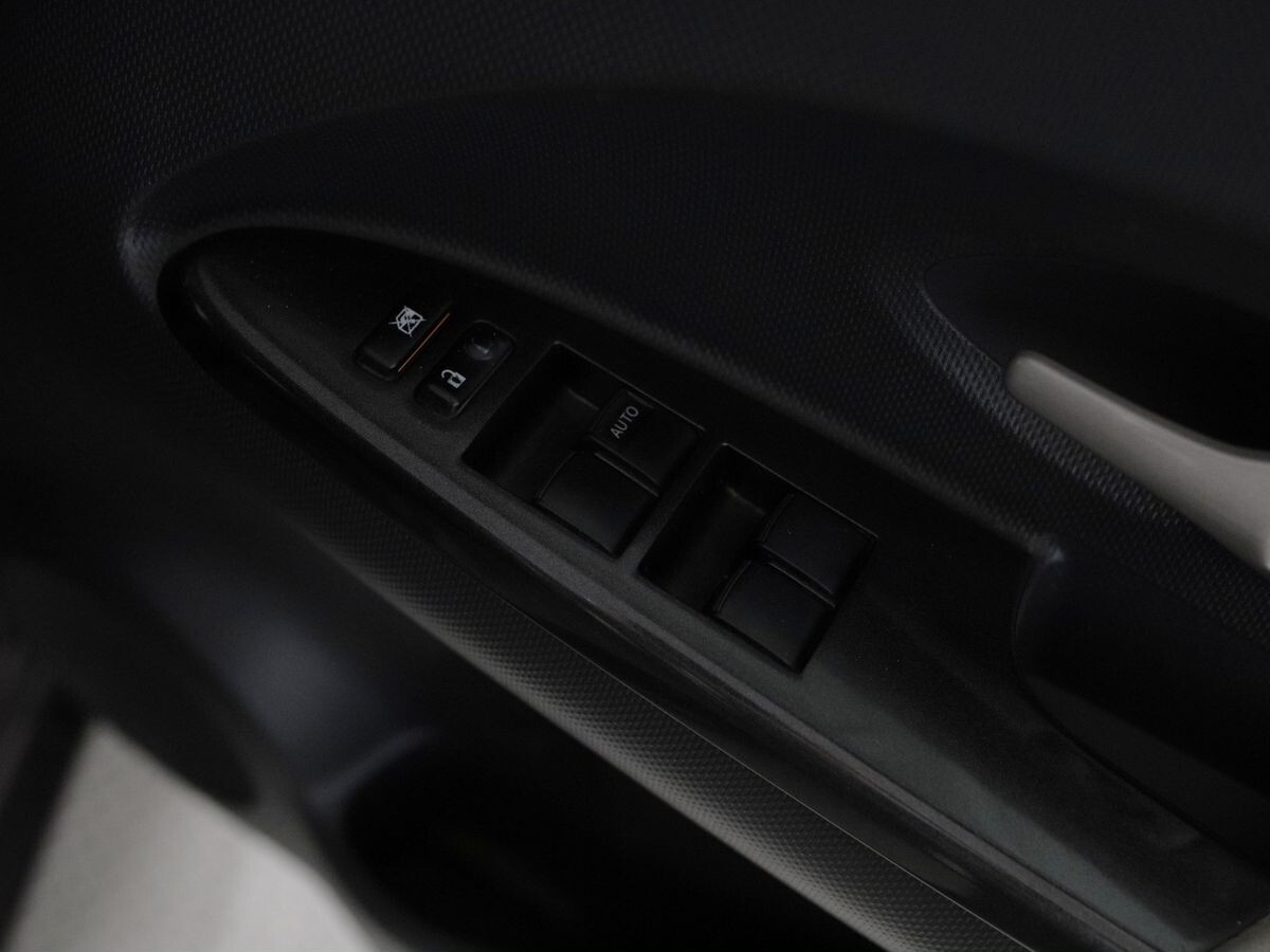 Toyota ist 2007 - фото автомобиля