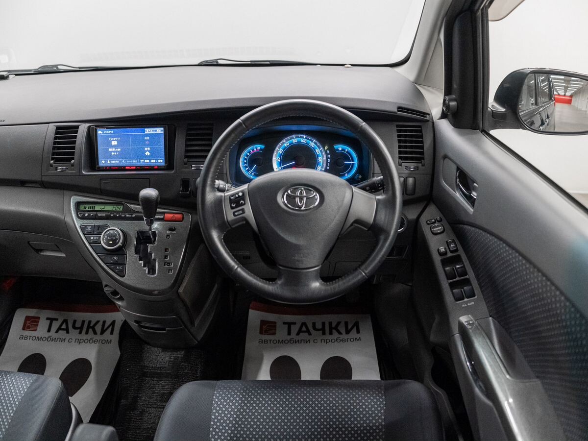 Toyota Isis 2010 - фото автомобиля