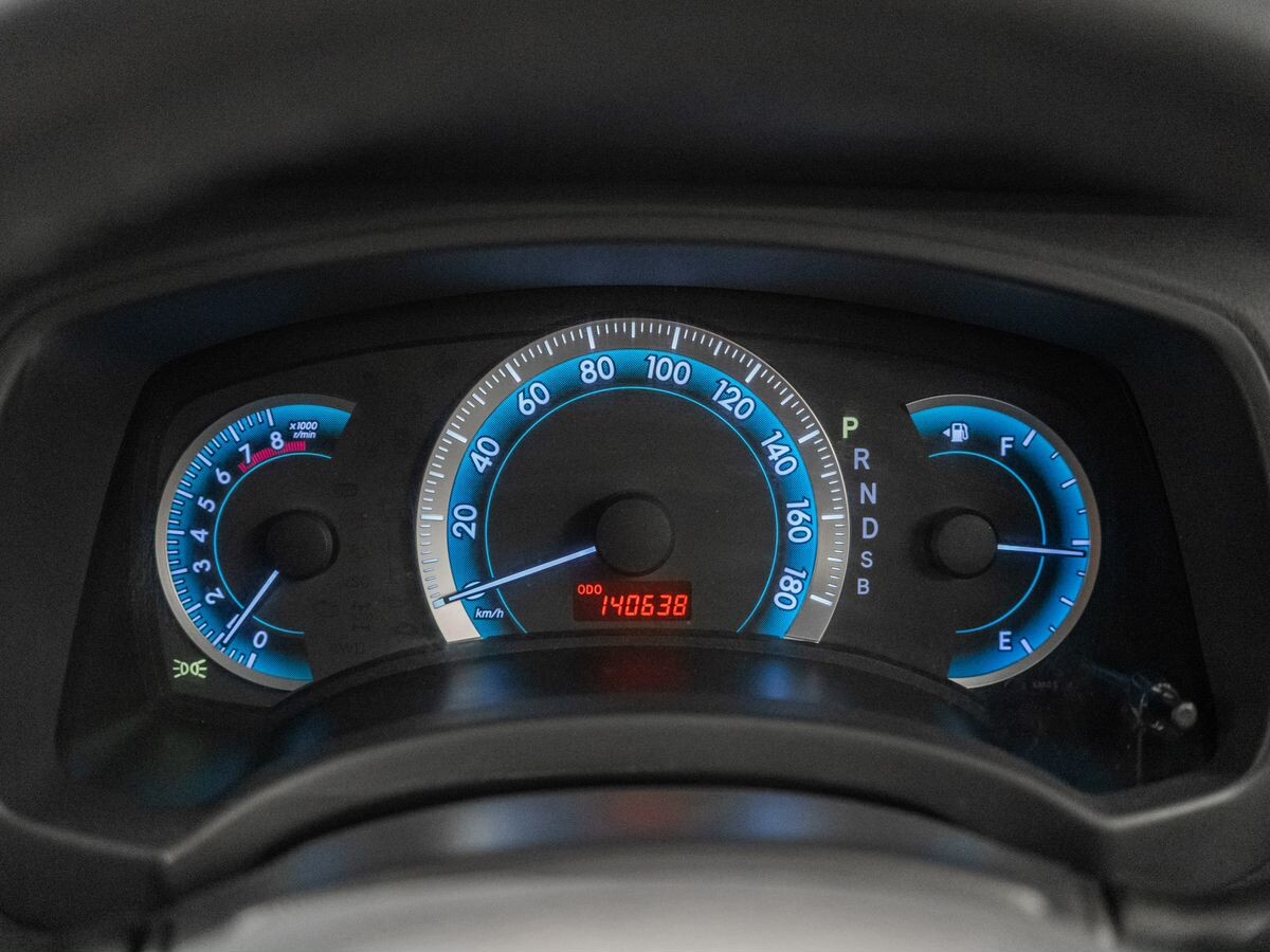 Toyota Isis 2010 - фото автомобиля