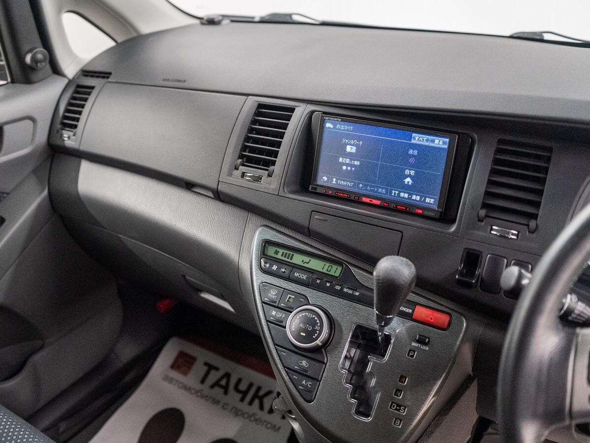 Toyota Isis 2010 - фото автомобиля