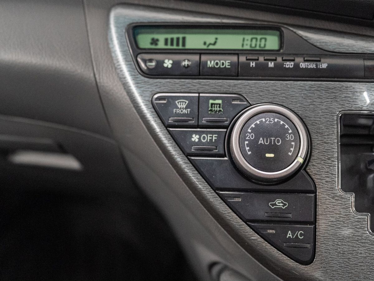 Toyota Isis 2010 - фото автомобиля