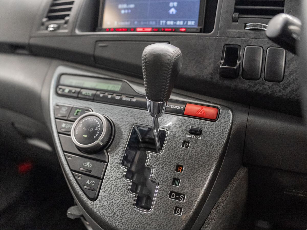 Toyota Isis 2010 - фото автомобиля