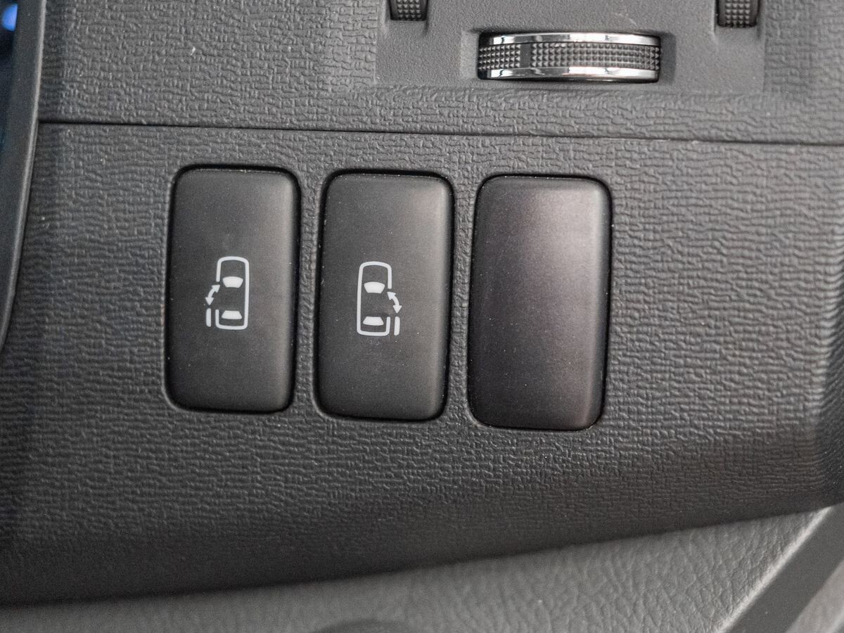 Toyota Isis 2010 - фото автомобиля