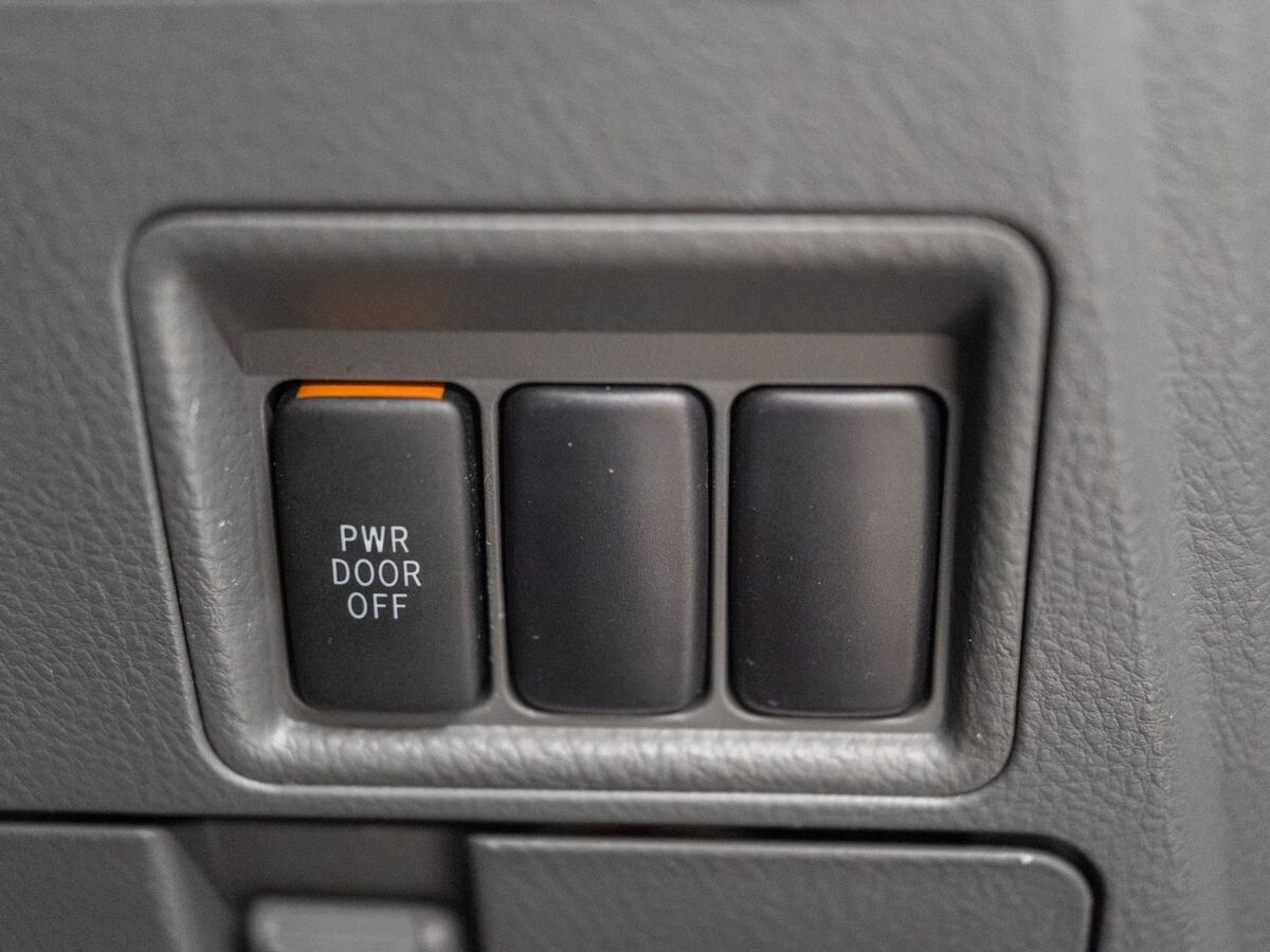 Toyota Isis 2010 - фото автомобиля