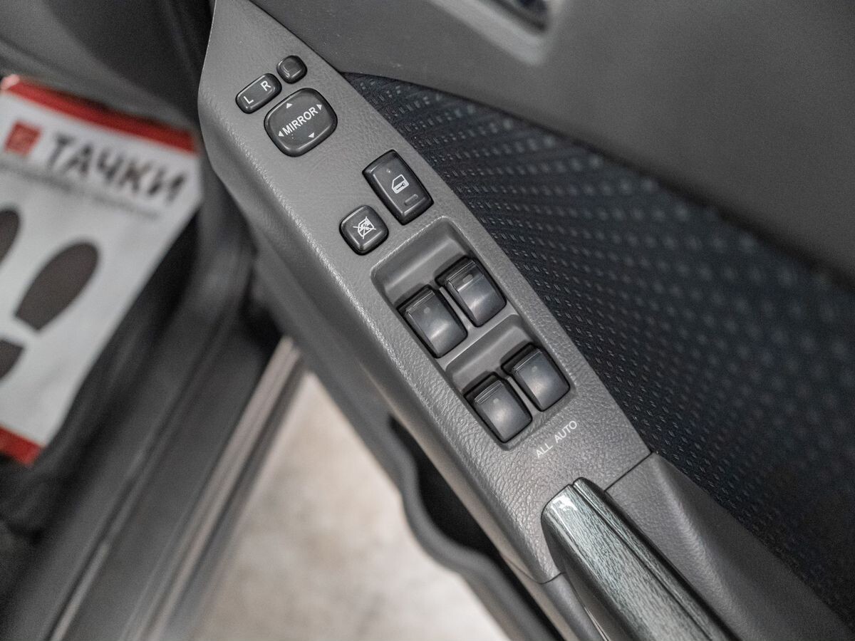 Toyota Isis 2010 - фото автомобиля