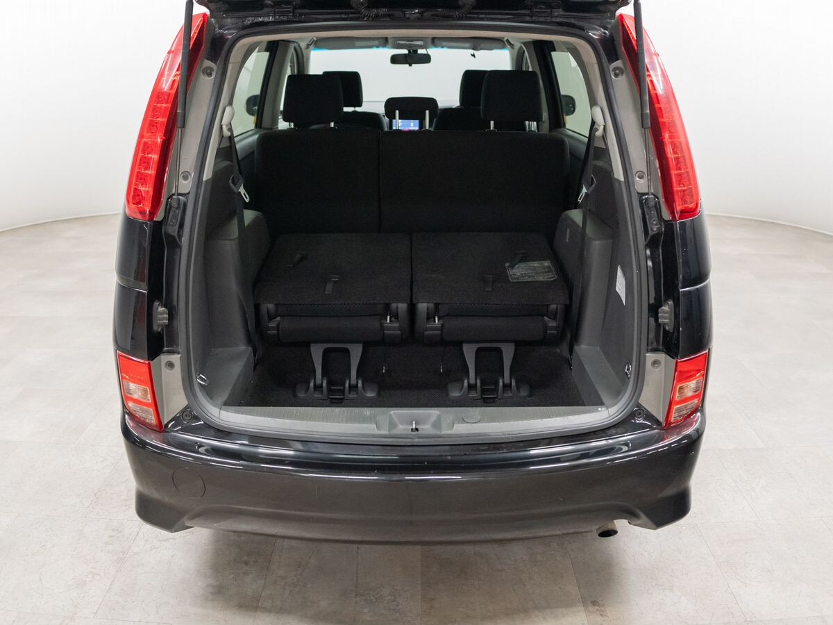 Toyota Isis 2010 - фото автомобиля