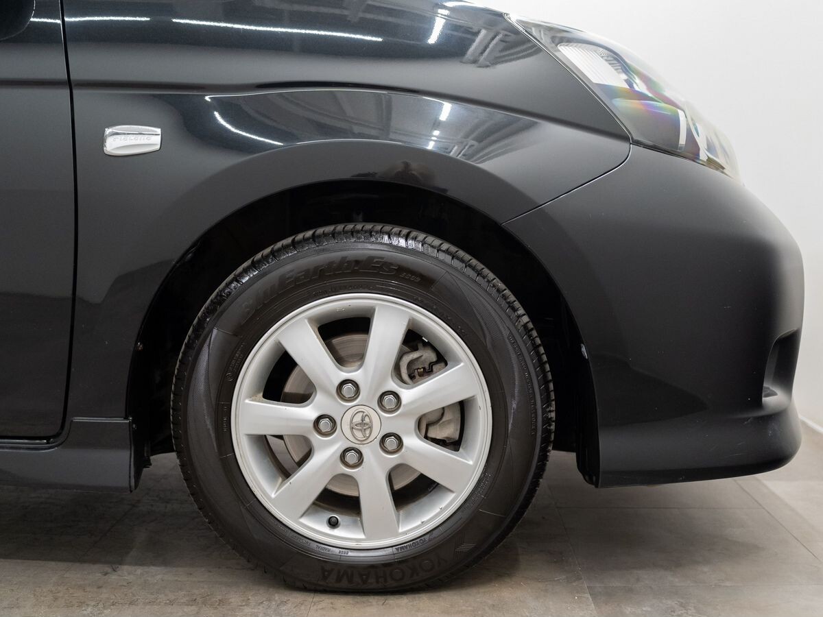 Toyota Isis 2010 - фото автомобиля