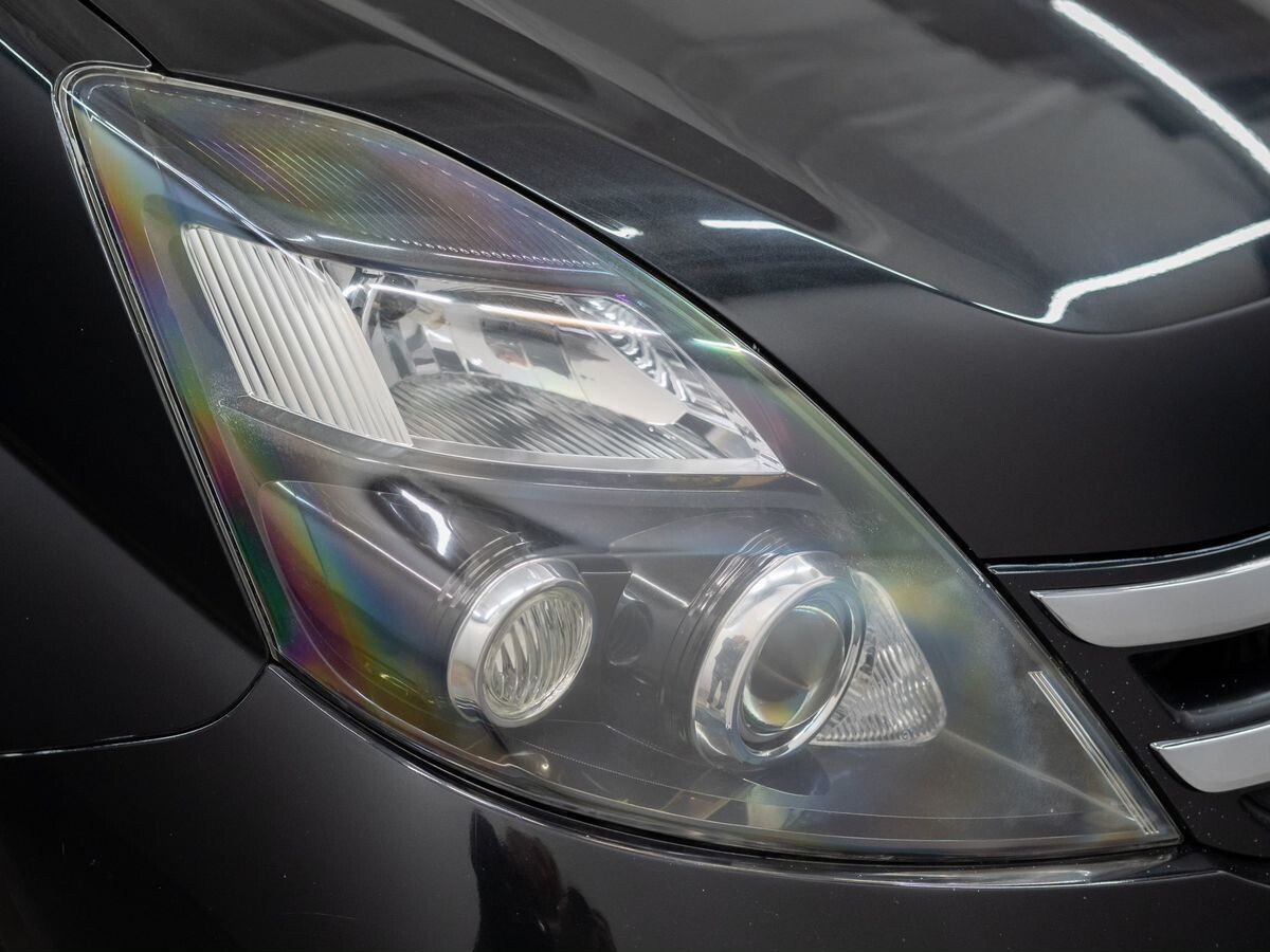 Toyota Isis 2010 - фото автомобиля