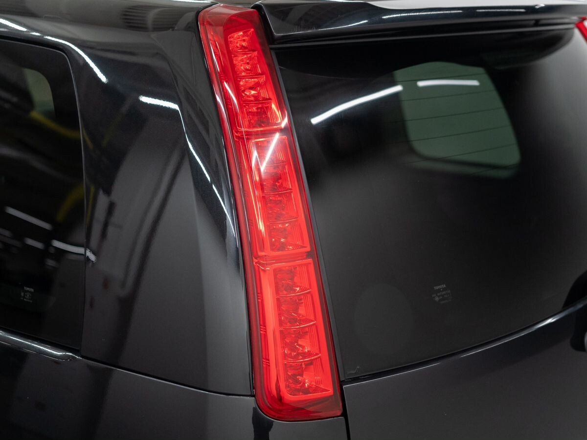 Toyota Isis 2010 - фото автомобиля