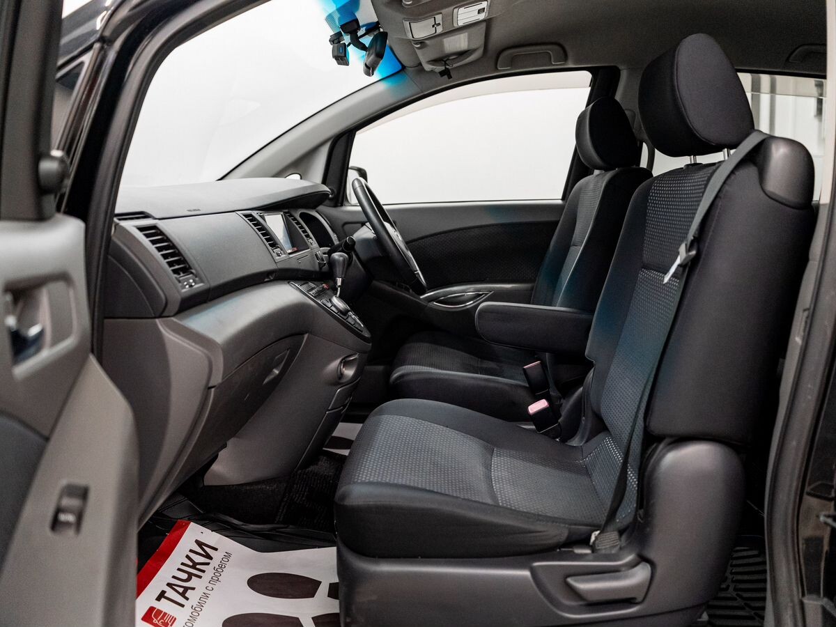 Toyota Isis 2010 - фото автомобиля