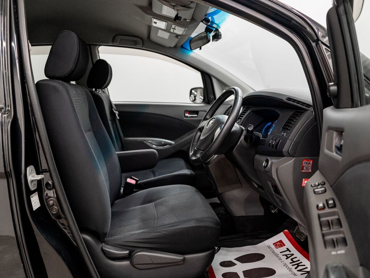 Toyota Isis 2010 - фото автомобиля