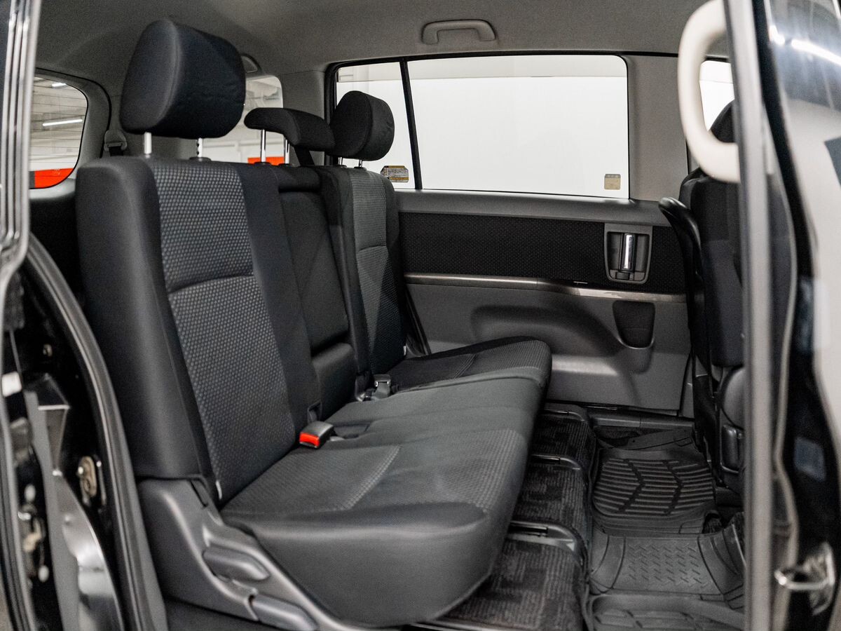 Toyota Isis 2010 - фото автомобиля