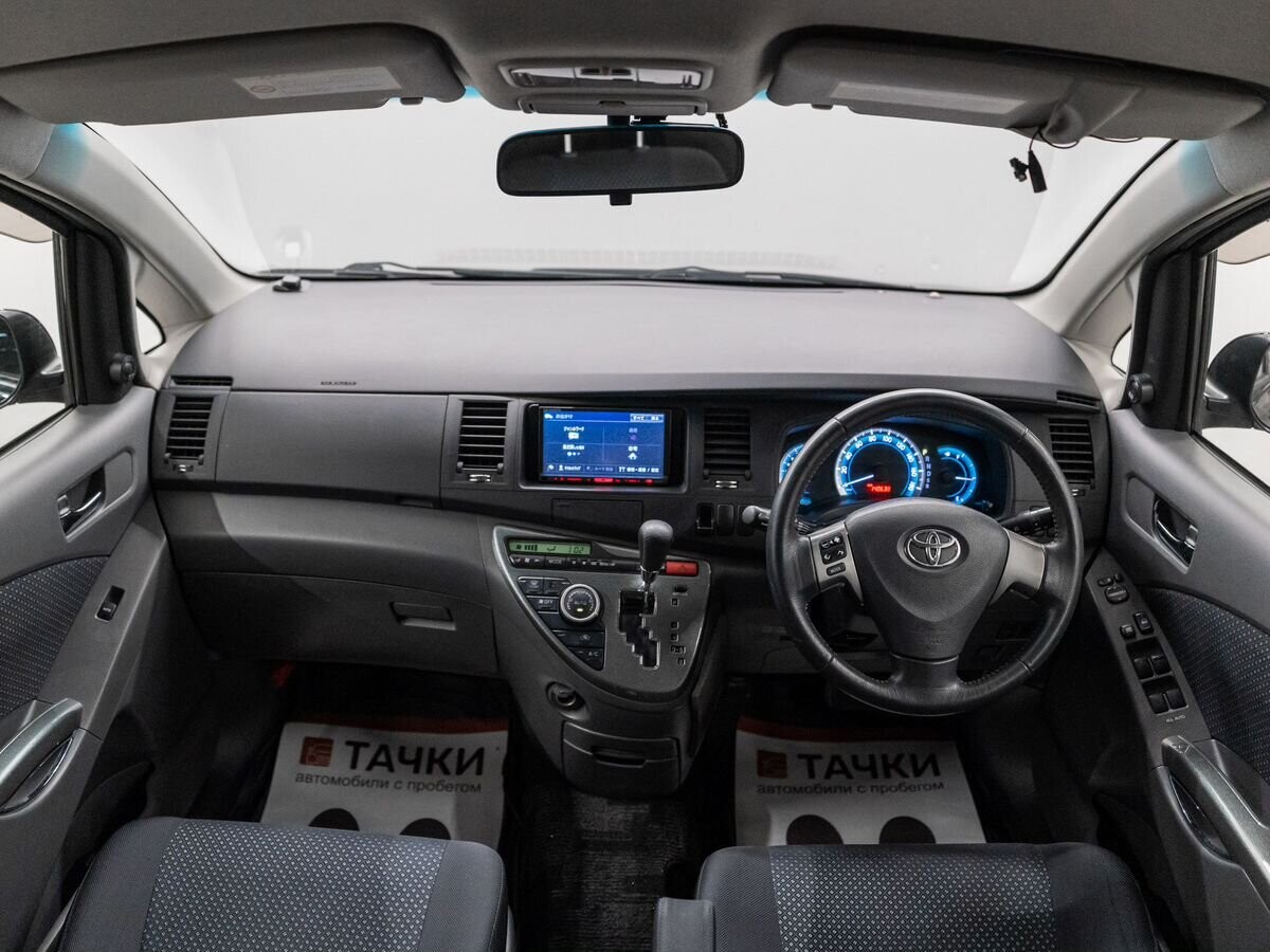 Toyota Isis 2010 - фото автомобиля