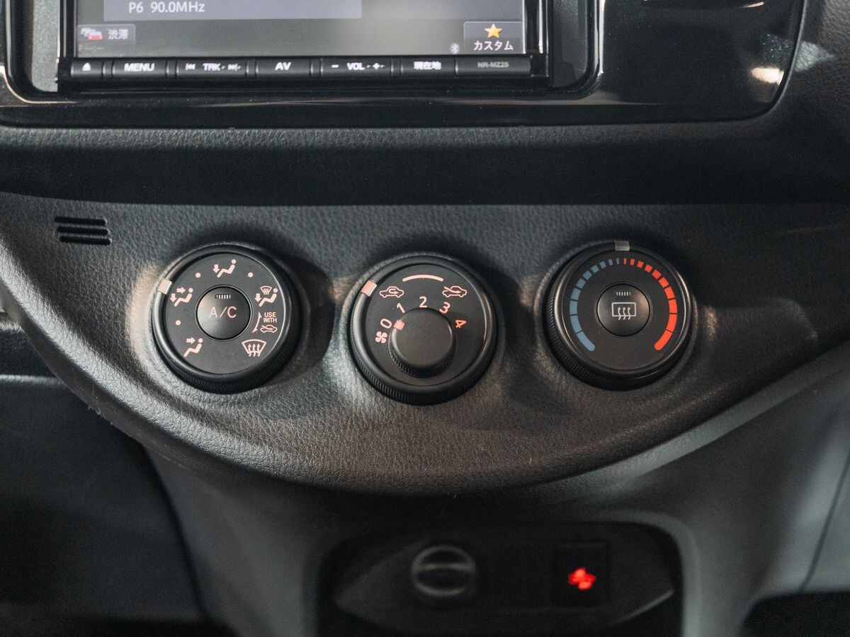 Toyota Vitz 2017 - фото автомобиля