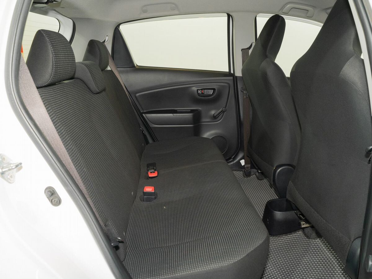 Toyota Vitz 2017 - фото автомобиля