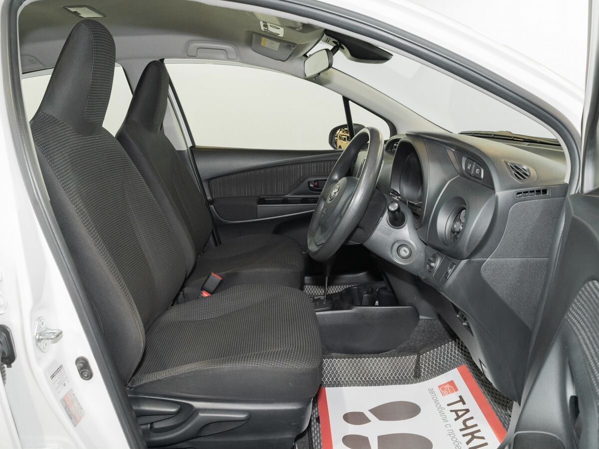 Toyota Vitz 2017 - фото автомобиля