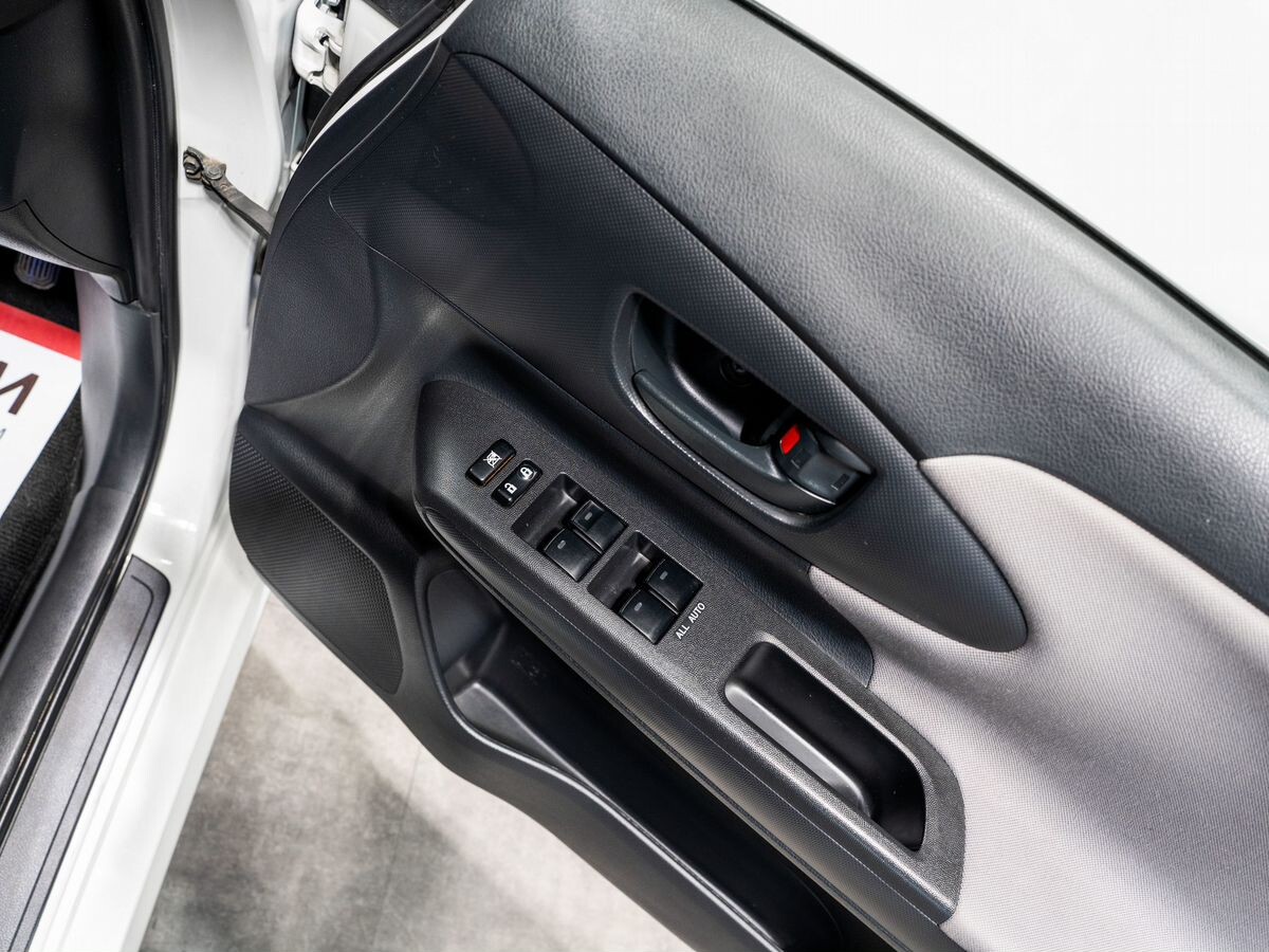 Toyota Wish 2010 - фото автомобиля