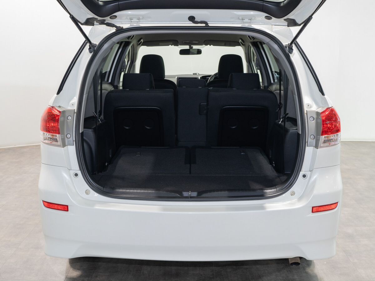 Toyota Wish 2010 - фото автомобиля