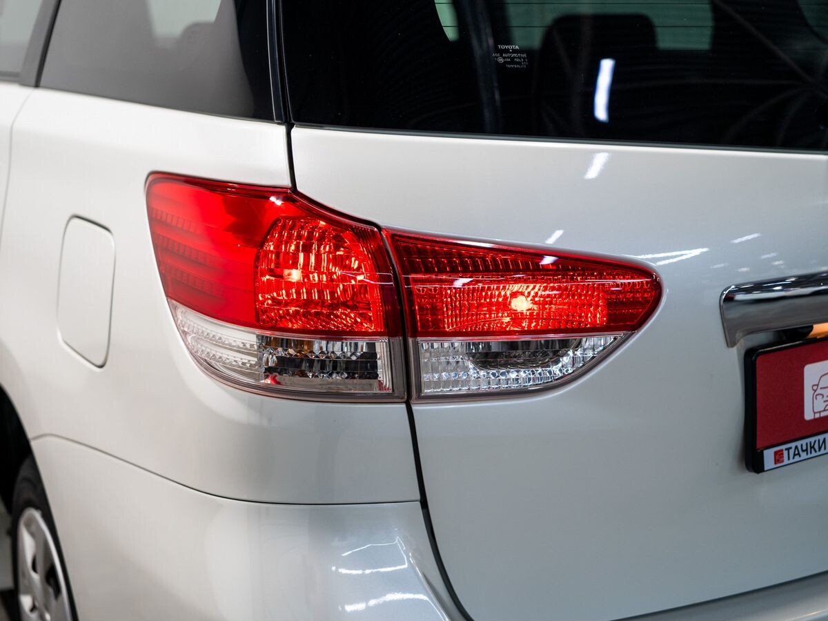 Toyota Wish 2010 - фото автомобиля