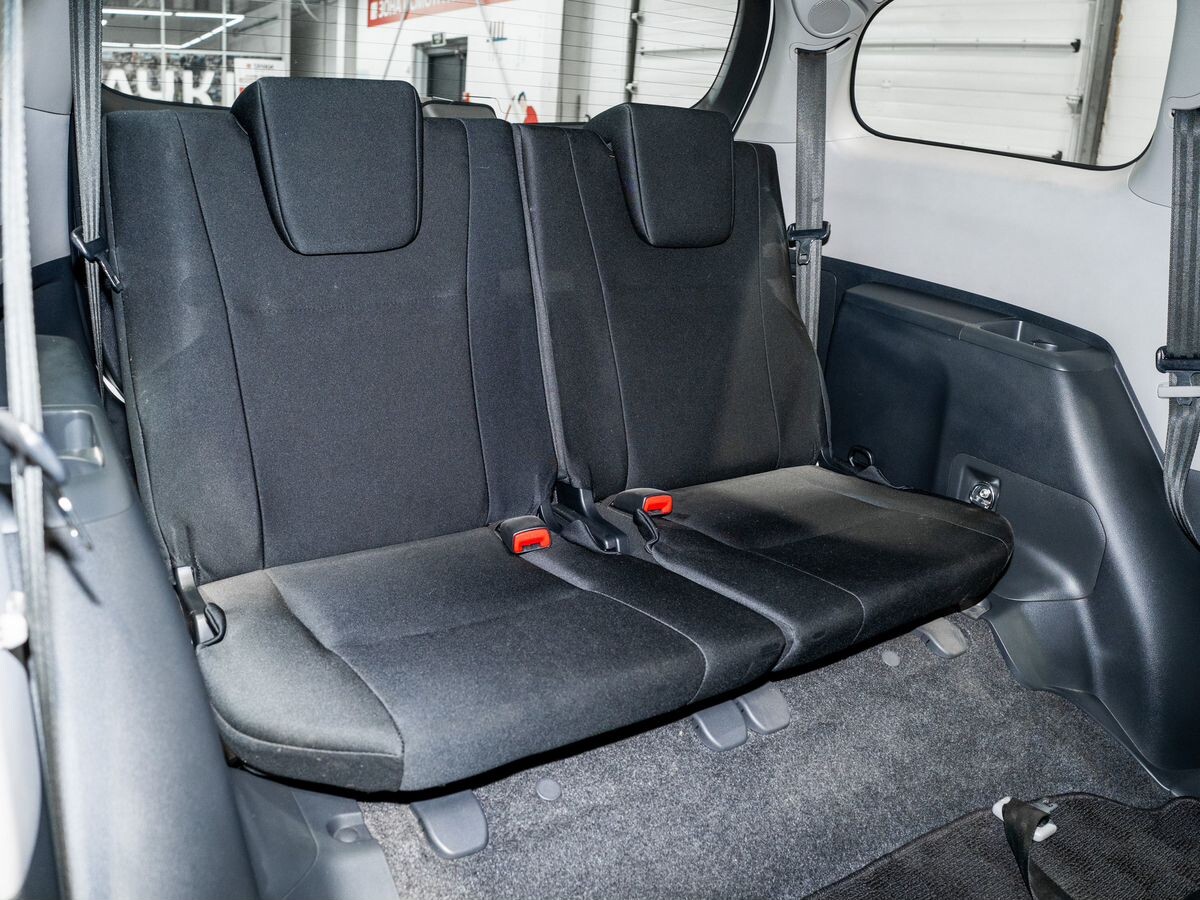 Toyota Wish 2010 - фото автомобиля