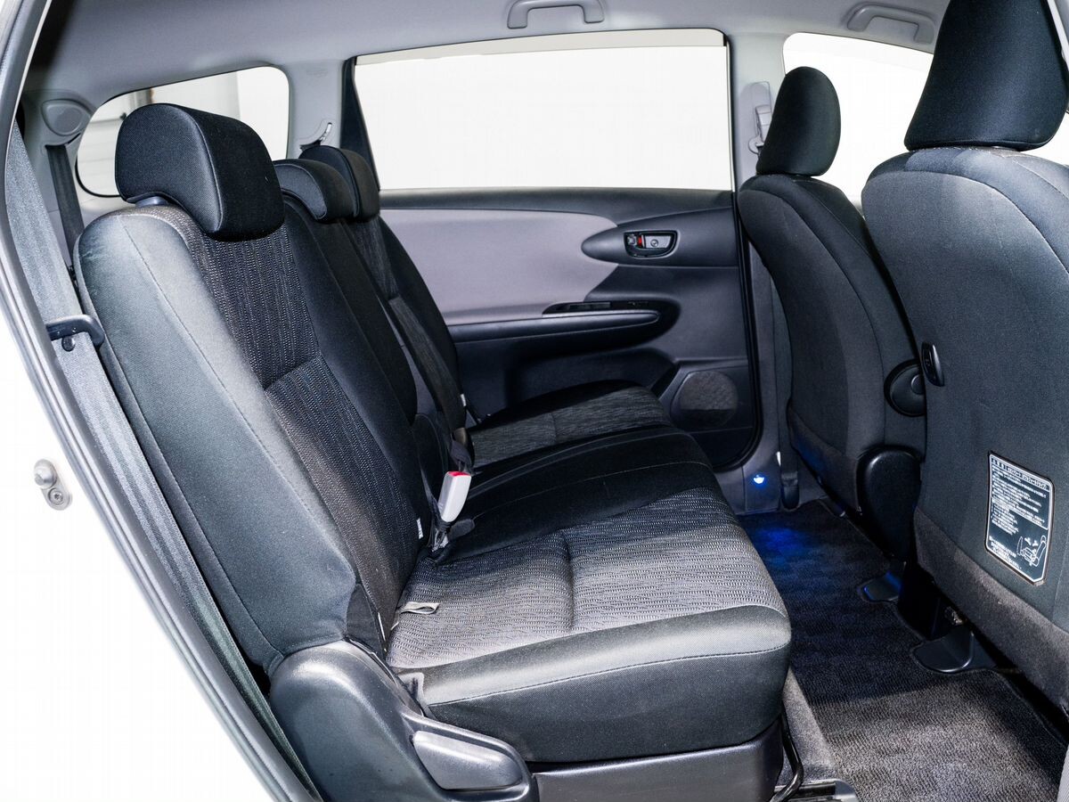 Toyota Wish 2010 - фото автомобиля