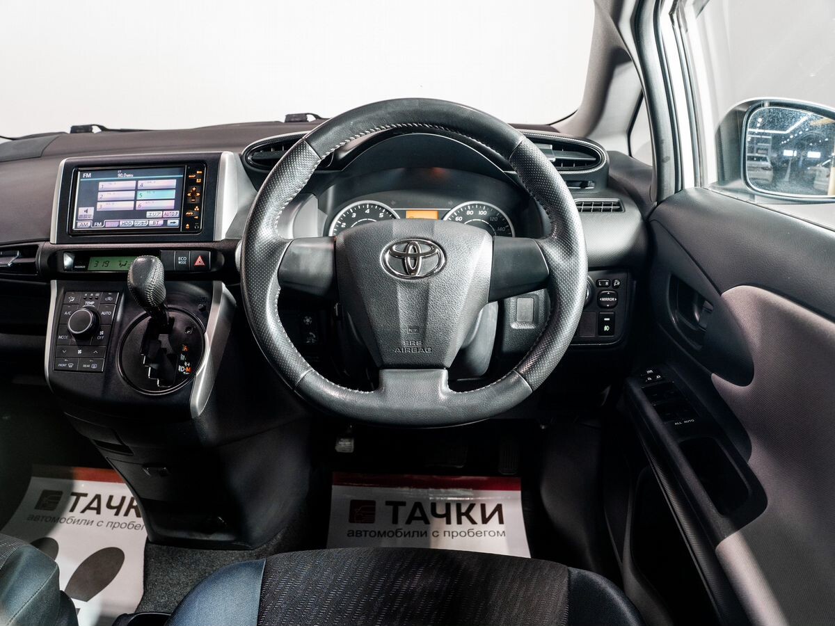 Toyota Wish 2010 - фото автомобиля