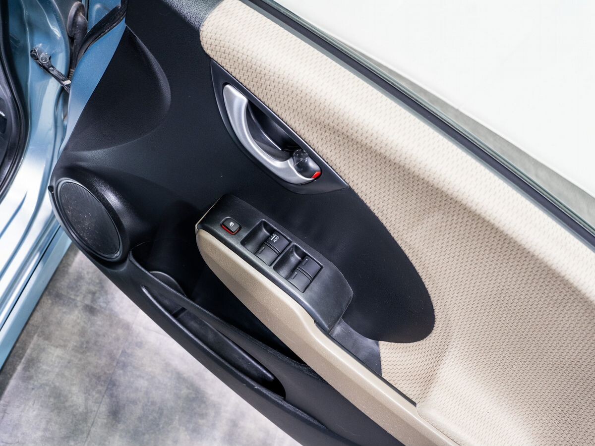 Honda Fit Shuttle 2012 - фото автомобиля