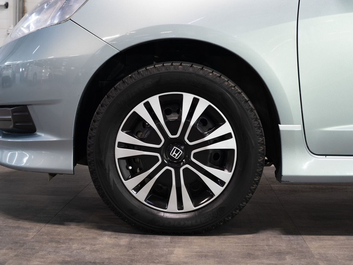 Honda Fit Shuttle 2012 - фото автомобиля