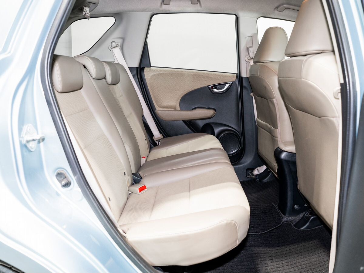 Honda Fit Shuttle 2012 - фото автомобиля