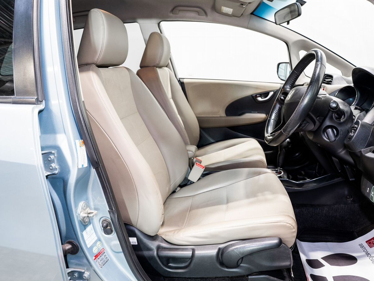 Honda Fit Shuttle 2012 - фото автомобиля