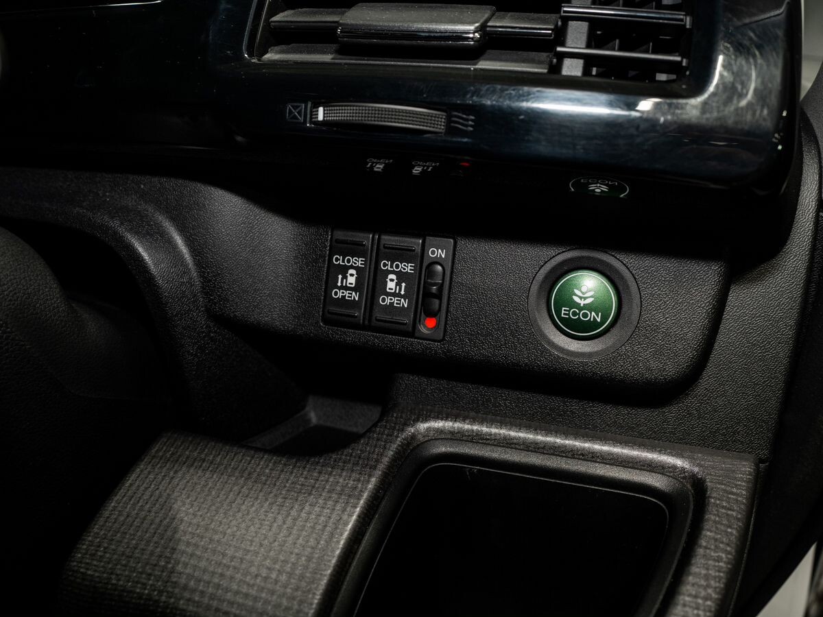 Honda Stepwgn 2015 - фото автомобиля