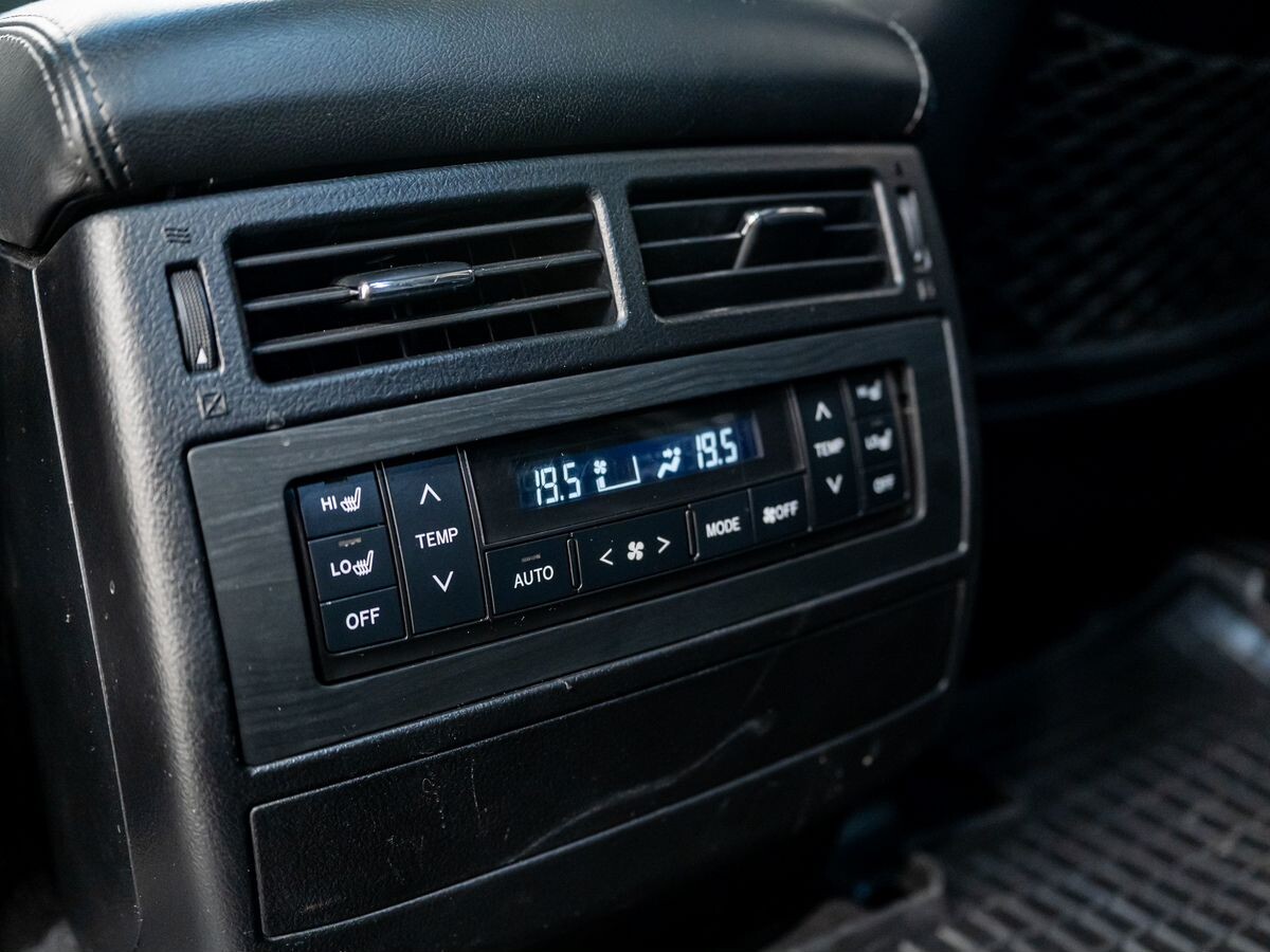 Toyota Land Cruiser 2019 - фото автомобиля