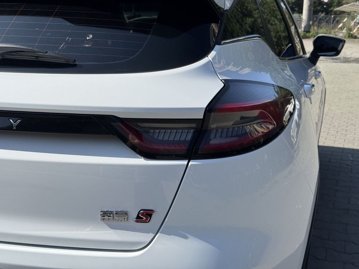 Geely Emgrand S 2022 - фото автомобиля