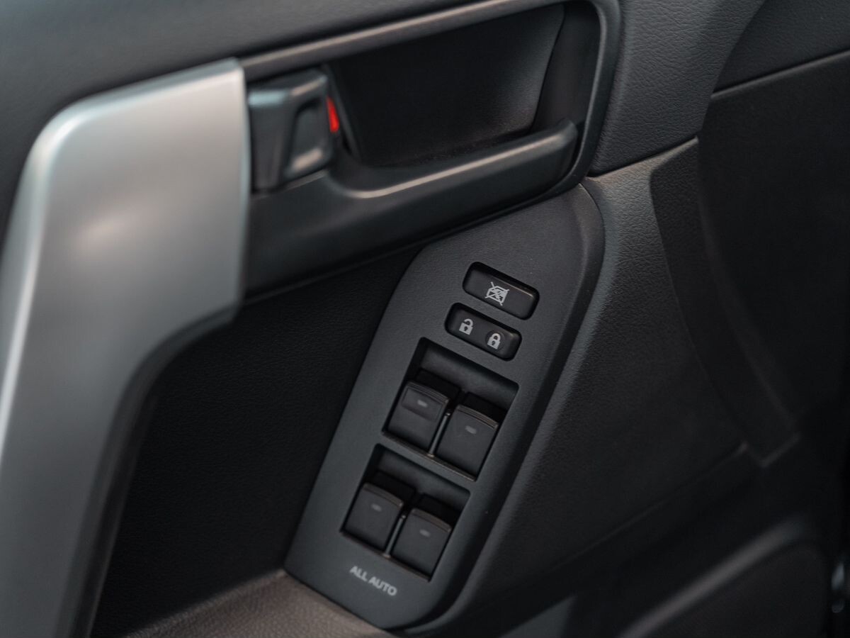Toyota Land Cruiser Prado 2023 - фото автомобиля