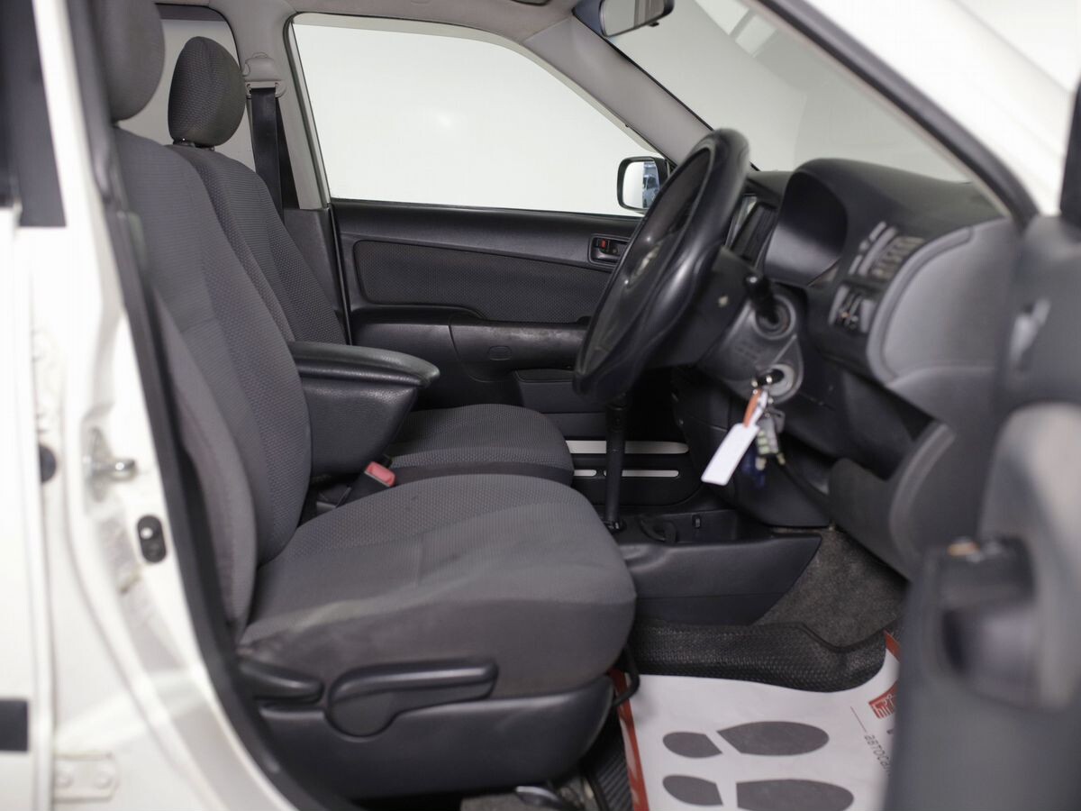 Toyota Succeed 2012 - фото автомобиля