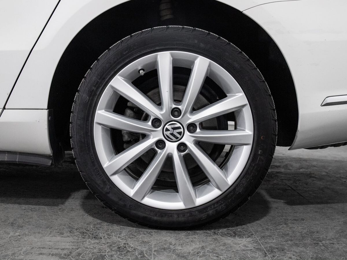 Volkswagen Passat 2013 - фото автомобиля