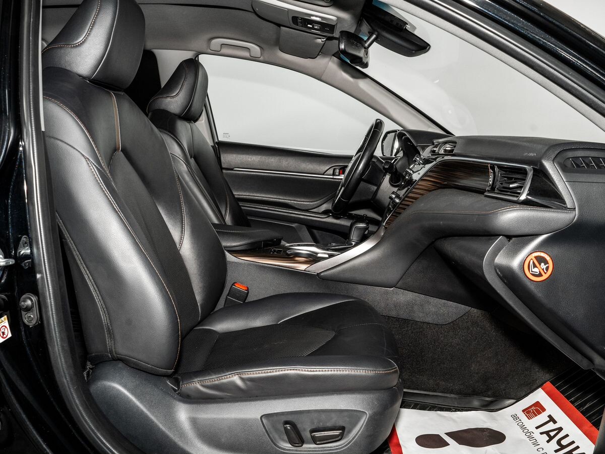 Toyota Camry 2018 - фото автомобиля