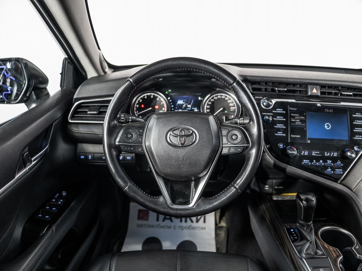 Toyota Camry 2018 - фото автомобиля
