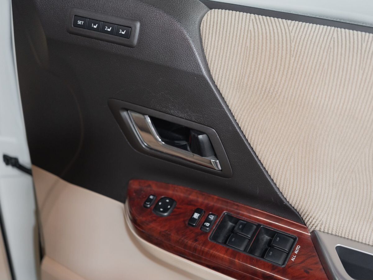 Toyota Alphard 2011 - фото автомобиля