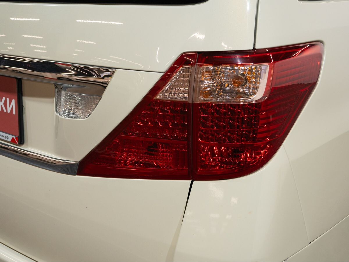 Toyota Alphard 2011 - фото автомобиля