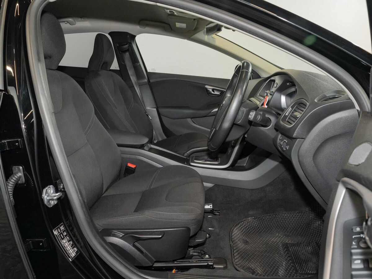 Volvo V40 2018 - фото автомобиля
