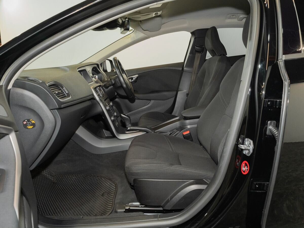 Volvo V40 2018 - фото автомобиля