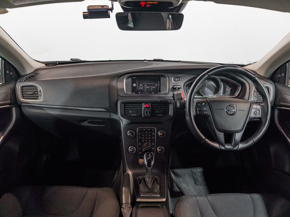 Volvo V40 2018 - фото автомобиля