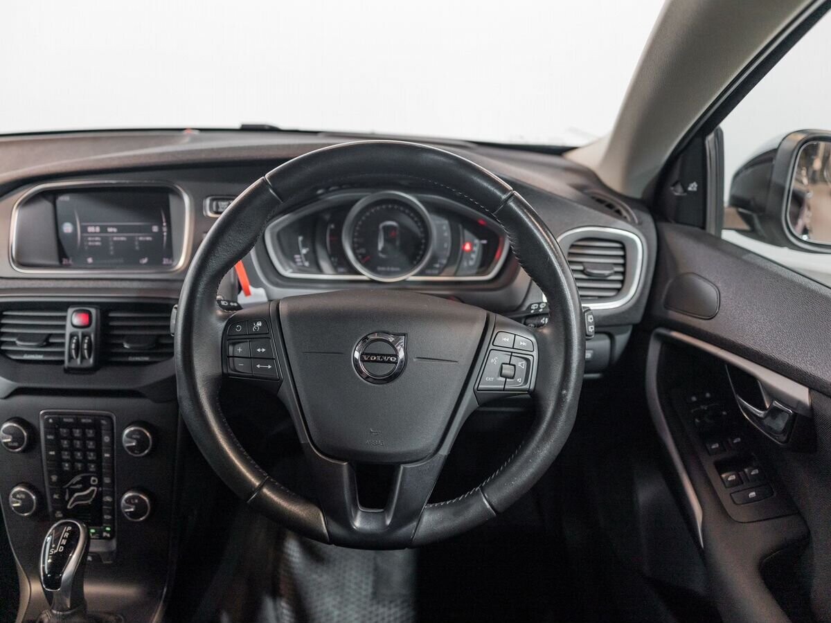 Volvo V40 2018 - фото автомобиля