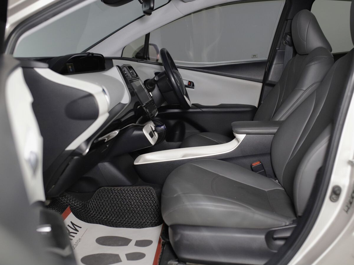 Toyota Prius 2017 - фото автомобиля