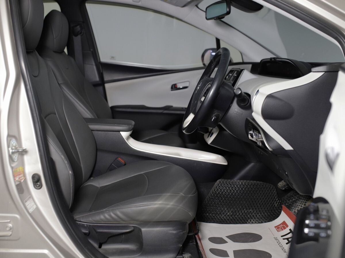Toyota Prius 2017 - фото автомобиля