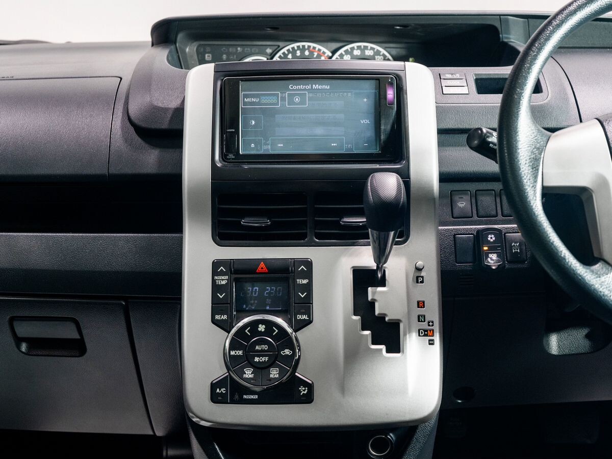 Toyota Noah 2011 - фото автомобиля